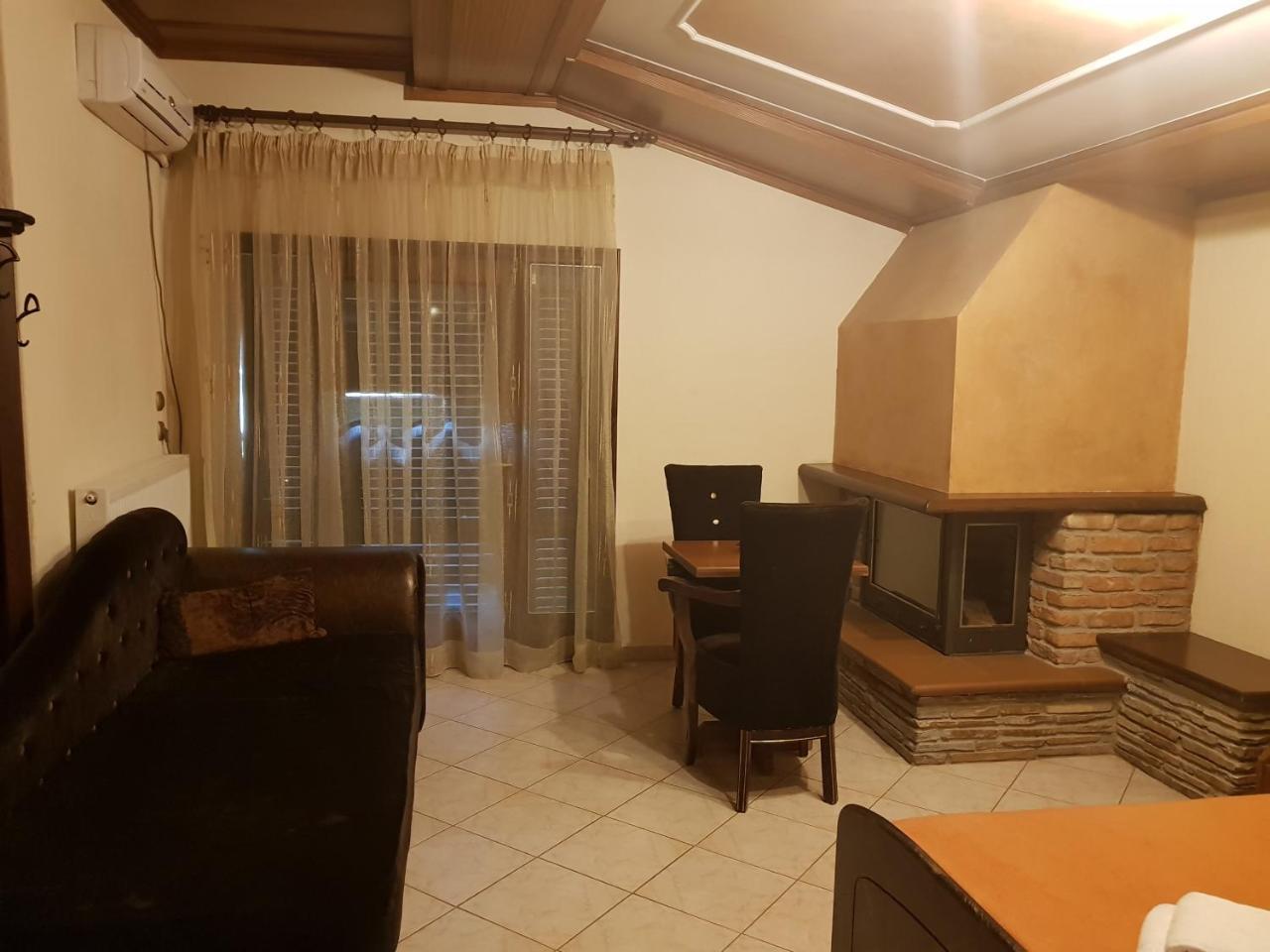 Hotel Παραδοσιακο Loutraki  Bagian luar foto