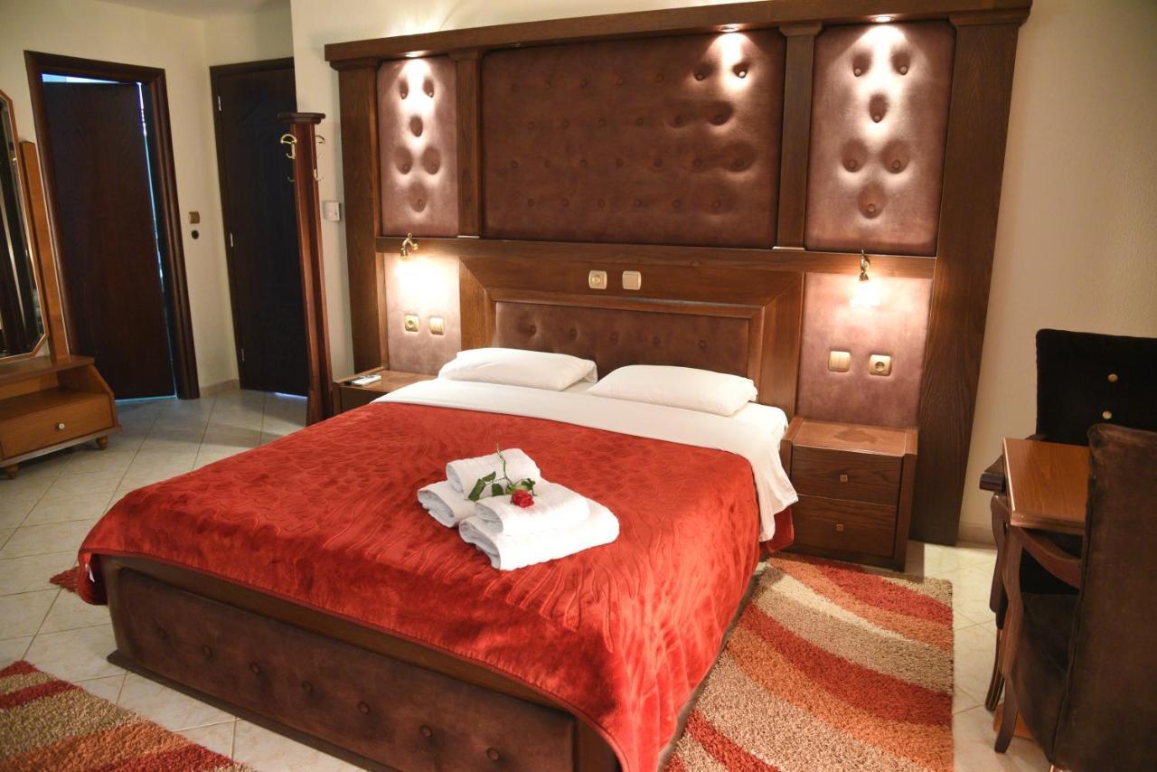 Hotel Παραδοσιακο Loutraki  Bagian luar foto